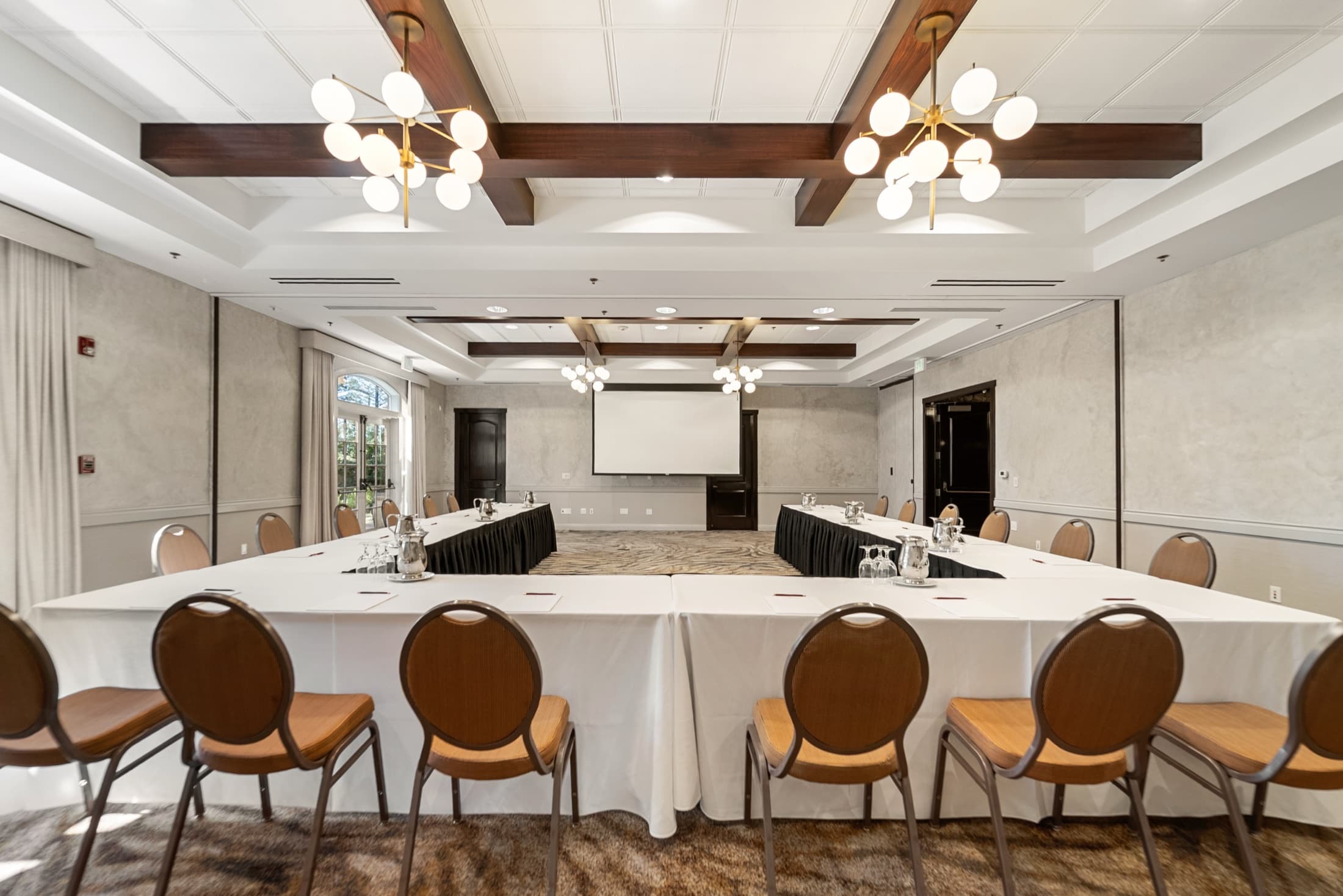 Finished, photorealistic render of the meeting room